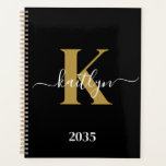 Elegant Black Gold Script Monogram Planner<br><div class="desc">Deze eenvoudige, elegante zwarte 8, 5 x 11 soft planner met uw voornaam in een trendy script lettertype in wit getypt over uw eerste initiaal in een modern petten lettertype in goud is ideaal voor u. Het is stijlvol en trendy en toch zeer klassiek. Het maakt het houden van afspraken,...</div>