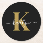 Elegant Black Gold Script Monogram Ronde Kartonnen Onderzetter<br><div class="desc">Deze eenvoudige, elegante zwarte ronde papieren onderzetters met uw voornaam in een trendy schrift lettertype in wit getypt over uw eerste initiaal in een modern petten lettertype in goud zijn ideaal om uw tafels en tellers vrij te houden van waterringen. Ze absorberen druppels, zodat u zich geen zorgen hoeft te...</div>