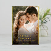 Elegant Black Gold Script Photo WeduwMonogram Folie Uitnodiging (Staand Voorkant)