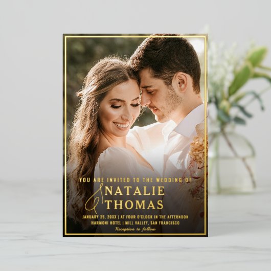 Elegant Black Gold Script Photo WeduwMonogram Folie Uitnodiging (Staand Voorkant)