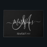 Elegant Black Gray Monogram Script Familienaam Deurmat<br><div class="desc">Gepersonaliseerd ontwerp voor zwart-wit en grijs monogram met bruid- en bruinachaam en trouwdatum op een zwarte achtergrond. Maakt een uniek en geweldig geschenk voor nieuwigheden die een nieuw gezin beginnen. Geweldig voor nieuw huis samen. Pas aan met jouw naam,  monogram initiaal en trouwdatum en kleuren. Elke Clarke©</div>