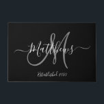 Elegant Black Gray Monogram Script Familienaam Deurmat<br><div class="desc">Gepersonaliseerd ontwerp voor zwart-wit en grijs monogram met bruid- en bruinachaam en trouwdatum op een zwarte achtergrond. Maakt een uniek en geweldig geschenk voor nieuwigheden die een nieuw gezin beginnen. Geweldig voor nieuw huis samen. Pas aan met jouw naam,  monogram initiaal en trouwdatum en kleuren. Elke Clarke©</div>