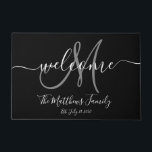 Elegant Black Grey Monogram Script Name Weddenscha Deurmat<br><div class="desc">Gepersonaliseerd ontwerp voor zwart-wit en grijs monogram met bruid- en bruinachaam en trouwdatum op een zwarte achtergrond. Maakt een uniek en geweldig geschenk voor nieuwigheden. Geweldig voor nieuw huis samen. Pas aan met jouw naam,  monogram initiaal en trouwdatum en kleuren. Elke Clarke©</div>