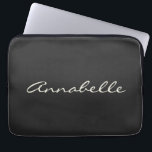 Elegant Black Handgeschreven Script Name Custom Ch Laptop Sleeve<br><div class="desc">Deze aangepaste laptophoes is uitgerust met jouw naam in een mooi handgeschreven script dat op een stijlvolle zwarte achtergrond staat. Geweldig cadeauidee.</div>