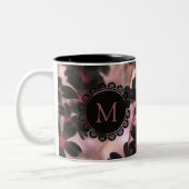 Elegant Black Lilac Flowers Monogram Tweekleurige Koffiemok (Links)