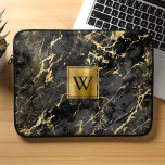 Elegant Black Marble Gold Brushed Metal Monogram Laptop Sleeve<br><div class="desc">Deze elegante laptophoes is voorzien van een achtergrondpatroon van zwart marmer dat is voorzien van gouden aderen. Pas het aan met uw monogram initiaal in het zwart op een gouden plein van geborsteld metaal.</div>