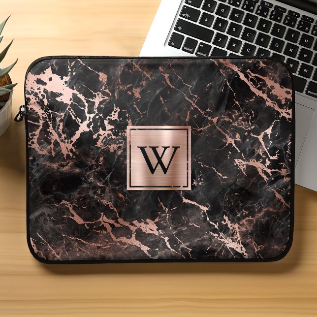Elegant Black Marble Roos Gold Monogram Laptop Sleeve (Creator heeft geüpload)