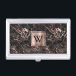 Elegant Black Marble Roos Gold Monogram Visitekaarthouder<br><div class="desc">Dit elegante visitekaartjes hoesje heeft een achtergrondpatroon van zwart marmer verfraaid met rozen gouden aderen. Personaliseer het met uw monogram initiaal in het zwart op een dubbel-omzoomd roos gouden faux geborsteld metaal vierkant.</div>