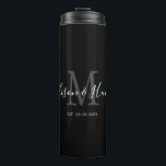 Elegant Black Monogram Pas getrouwd Wedding Thermosbeker<br><div class="desc">Blijf gehydrateerd op je huwelijksreis met deze Elegant Black Monogram Pas getrouwd Wedding Thermal Tumbler. Dit is een modern aanpasbaar ontwerp in zwart, wit en grijs. De voornamen van de bruid en van de groom zijn op het centrum in het moderne witte handschrift manuscript het schrijven en het initiaal van...</div>