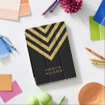 Elegant Black Name Faux Gold Chevron Pattern iPad Pro Cover<br><div class="desc">Elegant zwart iPad pro cover met faux goudchevron patroon dat je kunt personaliseren met jouw naam. Geweldig als cadeautjes voor familie en vrienden of voor jezelf. Pas het aan door de placeholder tekst te vervangen. Klik op de knop "Aanpassen" voor meer opties zoals het wijzigen van het lettertype en de...</div>