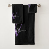 Elegant Black Paars Monogram Name Script Bad Handdoek (Insitu)