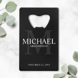 Elegant Black Personalized Groomsmen Creditkaart Flessenopener<br><div class="desc">Voeg een persoonlijke aanraking toe aan uw bruiloft met een persoonlijke creditcardflesopener. Deze flesopener kenmerkt de gepersonaliseerde naam van groomsman met titel en trouwdatum in wit en monogram in grijs als achtergrond, in klassieke serif doopvontstijl, op zwarte achtergrond. Ook perfect voor de beste man, vader van de bruid, drager en...</div>