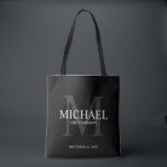 Elegant Black Personalized Groomsmen Tote Bag<br><div class="desc">Voeg een persoonlijk tintje toe aan uw bruiloft met gepersonaliseerde groomsmen canvas tas. Deze tas is voorzien van gepersonaliseerde groomsman naam met titel en trouwdatum in wit en monogram in grijs als achtergrond, in klassieke serif lettertype stijl, op zwarte achtergrond. Ook perfect voor beste man, vader van de bruid, ringdrager...</div>