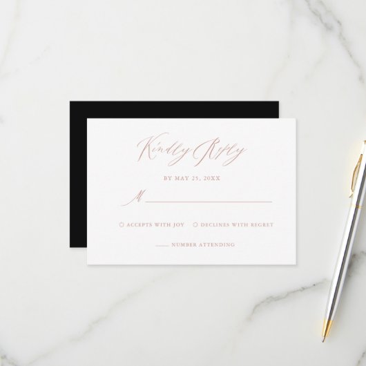 Elegant Black Roos Gold Calligraphy Weddenschap RSVP Kaartje (Voorkant / Achterkant in situ)