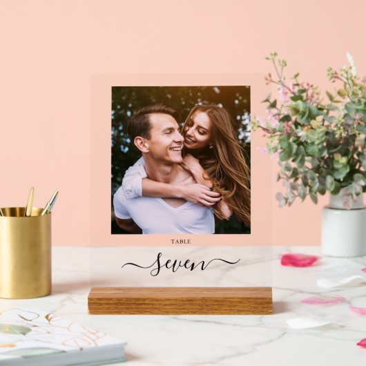 Elegant Black Script Photo Table Number Acryl Bord (Huwelijk)