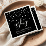 Elegant Black Silver Confetti 80th Birthday Party Servet<br><div class="desc">Help hen hun 80ste verjaardag in stijl te vieren met dit eenvoudige maar elegante ontwerp, met faux zilveren driehoekige confetti die neerslaan op het woord "tachtig" in lichtgrijs handschrift op een zwarte achtergrond. Pas het met de naam van de honoree in lichte grijze sans serif doopvont, samen met de gebeurtenis...</div>