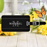 Elegant Black Silver Monogram Name Persoonlijk Bagagelabel<br><div class="desc">Pas de tekst aan, en creëer gemakkelijk uw gepersonaliseerd bagagelabel. Klik op BEWERKEN en klik vervolgens op ACHTERGROND BEWERKEN om de achtergrondkleur te wijzigen. U kunt dit ONTWERP overdragen op andere Zazzle producten en het aanpassen om de meeste Zazzle punten te passen. De standaard design van Studio worden gemaakt in...</div>