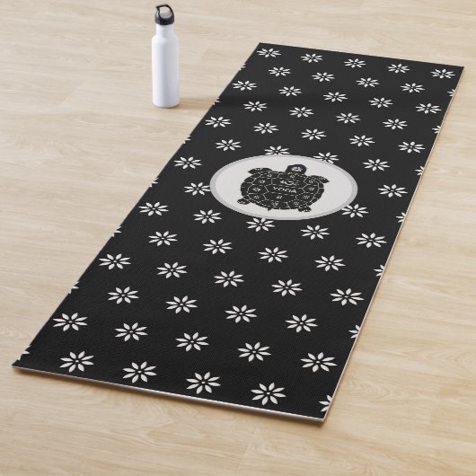 Elegant Black Turtle met White Flowers op Black Yogamat (In situ)