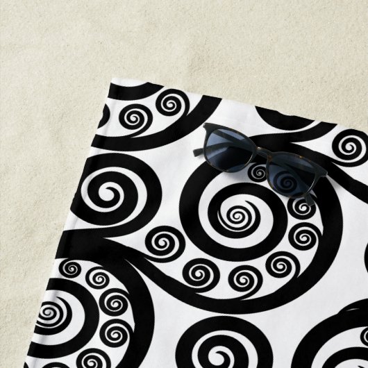 Elegant Black & White Curls Koru Fern Frond Strandlaken (In situ)