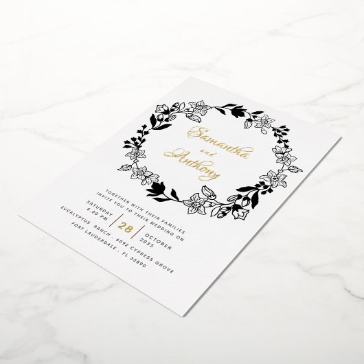 Elegant Black White Gold Floral Wreath Wedding Folie Uitnodiging (Gedraaid)