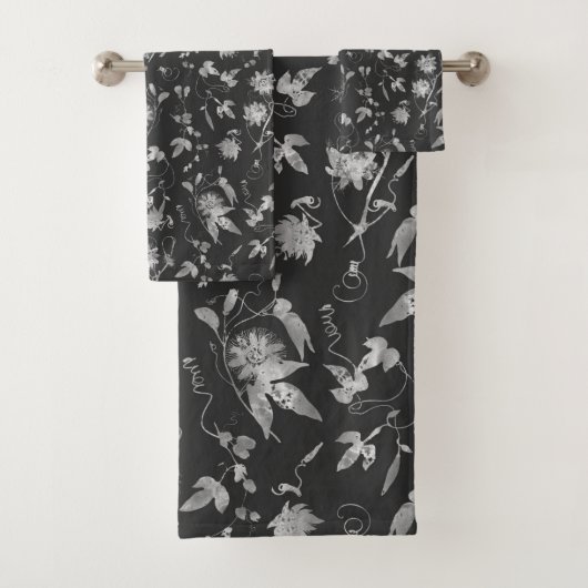 Elegant Black White Grey Passion Flowers Pattern Bad Handdoek (Insitu)