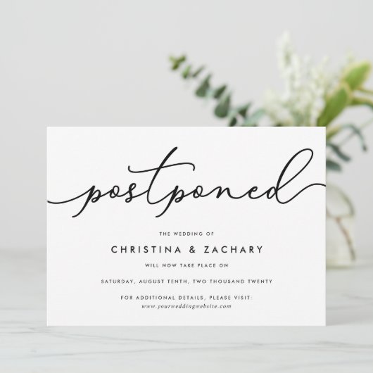 Elegant Black & White Script Wedding Postponement Aankondiging (Staand voorkant)