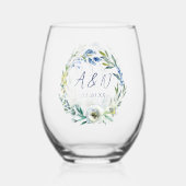 Elegant Blauw Bloemen Krans Monogram Bruiloft Wijnglas Zonder Voet (Achterkant)