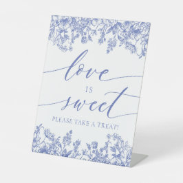 Elegant Blauw Bloemen Liefde is Sweet Treat Favor  Reclamebord Met Voetstuk