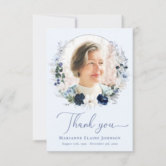 Elegant Blauw Bloemen Memorial Viering van het Lev Bedankkaart (Voorkant)