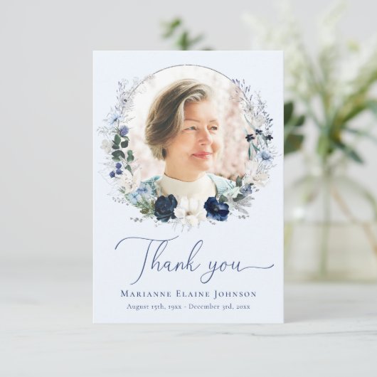Elegant Blauw Bloemen Memorial Viering van het Lev Bedankkaart (Staand voorkant)