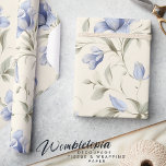 Elegant  Blauw Bloemen op Cream Achtergrond Cadeaupapier<br><div class="desc">Voeg een vleugje verfijning toe aan uw geschenken met onze Elegant Blue Floral op crème achtergrond inpakpapier. Dit prachtige ontwerp is voorzien van delicate blauwe bloemen sierlijk gerangschikt op een zachte crème achtergrond, waardoor een tijdloze en elegante look ontstaat. De zachte tinten en ingewikkelde bloemmotieven brengen een gevoel van sereniteit...</div>