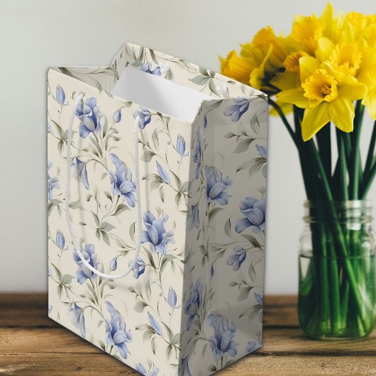 Elegant  Blauw Bloemen op Cream Achtergrond Medium Cadeauzakje