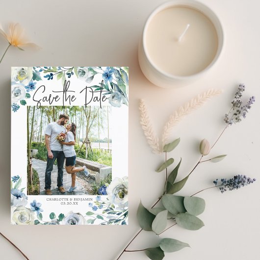 Elegant Blauw Bloemen Paar Foto Save the Date Uitnodiging Briefkaart