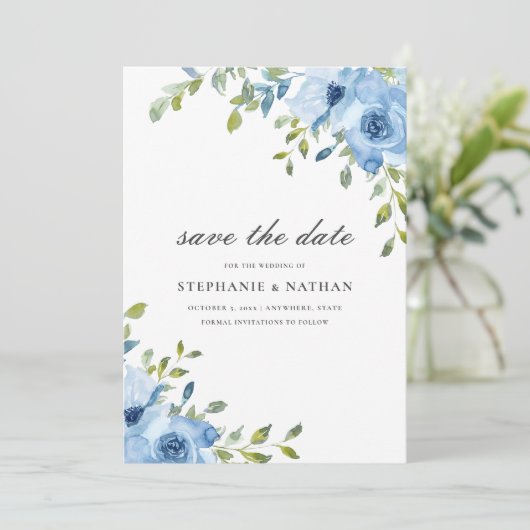Elegant blauw bloemengroen save the date (Staand voorkant)