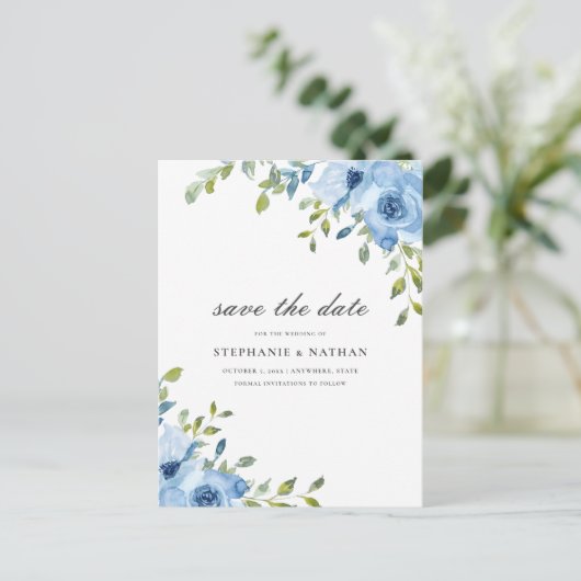 Elegant Blauw Bloemengroen Sla de datum op Aankondigingskaart (Staand voorkant)