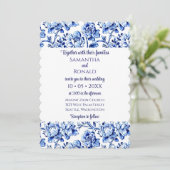 Elegant Blauw en Wit Bloemen Bruiloft Uitnodiging (Staand voorkant)
