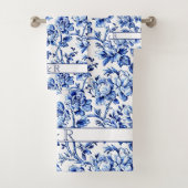 Elegant Blauw en Wit Bloementoilet Monogram Bad Handdoek (Insitu)