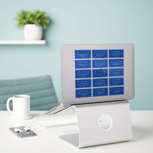 Elegant blauw en wit bruiloft individueel adres sticker (Laptop op bureau)