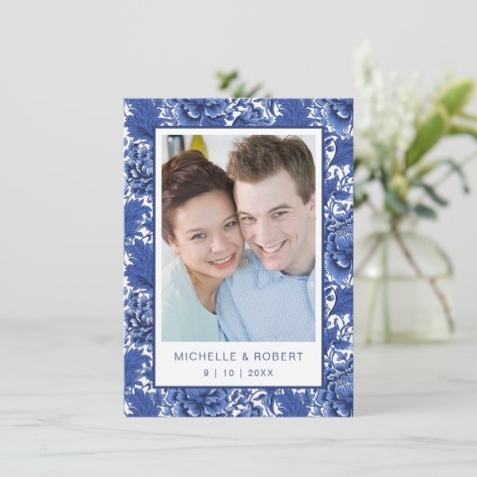 Elegant Blauw en Wit Floral Chintz Kaart (Staand voorkant)