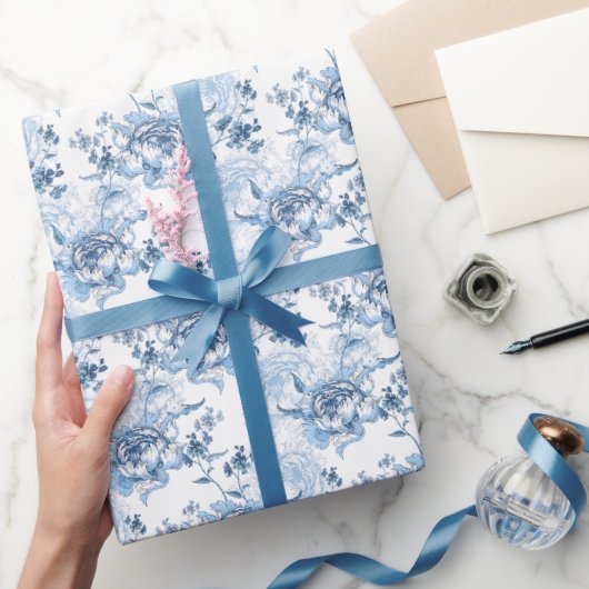 Elegant Blauw en Wit Gegraveerde Pioenrozen Cadeaupapier (Geschenken)