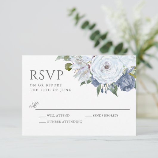 Elegant Blauw en Wit Waterverf Bloemen RSVP (Staand voorkant)
