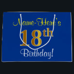 Elegant, blauw, Faux Gold 18th Birthday   naam Groot Cadeauzakje<br><div class="desc">Dit eenvoudige, elegante verjaardagsgeschenktasontwerp heeft een gepersonaliseerde boodschap zoals "Name-Here’s 18th Birthday!" (met de "18th" met een faux/imitation gold-like kleurlook) op een blauw gekleurde achtergrond. De naam is geschreven in geelgekleurde tekst en kan worden aangepast. Een gepersonaliseerde verjaardagscadeauzak als deze kan misschien worden gebruikt bij het geven van een cadeau...</div>