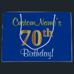 Elegant, blauw, Faux Gold 70th Birthday   naam Large Cadeautasje<br><div class="desc">Dit eenvoudige, elegante verjaardagsgeschenktasontwerp heeft een gepersonaliseerde boodschap zoals "CustomName’s 70th Birthday!" (met de "70th" met een faux/imitatie goudachtige kleurlook) op een blauw gekleurde achtergrond. De naam is geschreven in geelgekleurde tekst en kan worden aangepast. Een gepersonaliseerde verjaardagscadeauzak als deze kan misschien gebruikt worden om een cadeau of cadeau te...</div>