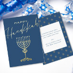 Elegant Blauw Gelukkig Chanoeka Menorah Gold Folie Feestdagenkaart<br><div class="desc">Een eenvoudige maar elegante donkerblauwe Chanoeka platte kaart met "Happy Chanoeka" in gouden folie complementaire typografie, die zowel een klassieke, gewaagde blokstijl lettertype en een fantasievol handgeschreven display lettertype vegen over de kaart. Een elegante gouden menora is hieronder weergegeven. Op de achterzijde staat een bericht dat u kunt gebruiken of...</div>