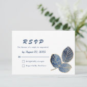 Elegant blauw goud bladeren botanische bruiloft RSVP kaartje (Staand voorkant)
