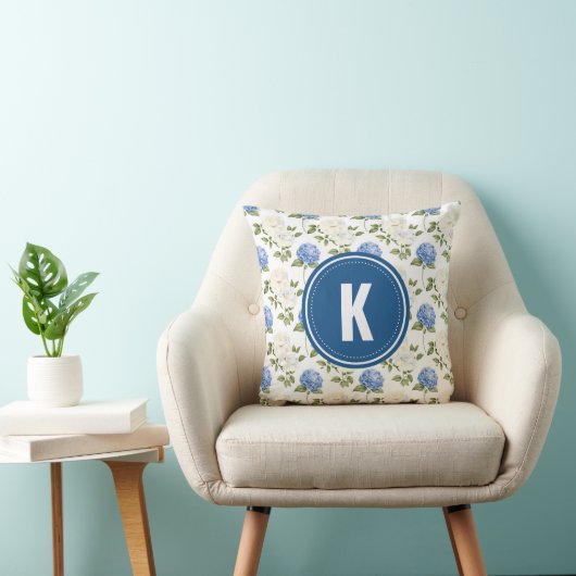 Elegant Blauw Hydragea Bloemen Patroon Monogram Kussen (Stoel)