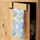Elegant Blauw Hydragea Bloemen Patroon Monogram Theedoek<br><div class="desc">Voeg een vleugje elegantie toe aan uw keuken met de Elegante Blauwe Hortensia Bloemen Patroon Monogram Keukenhanddoek. Met een tijdloos blauw hortensia bloemmotief brengt deze handdoek zowel schoonheid als functionaliteit naar uw ruimte. Perfect voor het afdrogen van vaatwerk, het schoonvegen van aanrechtbladen of als decoratief accent, het combineert verfijning met...</div>