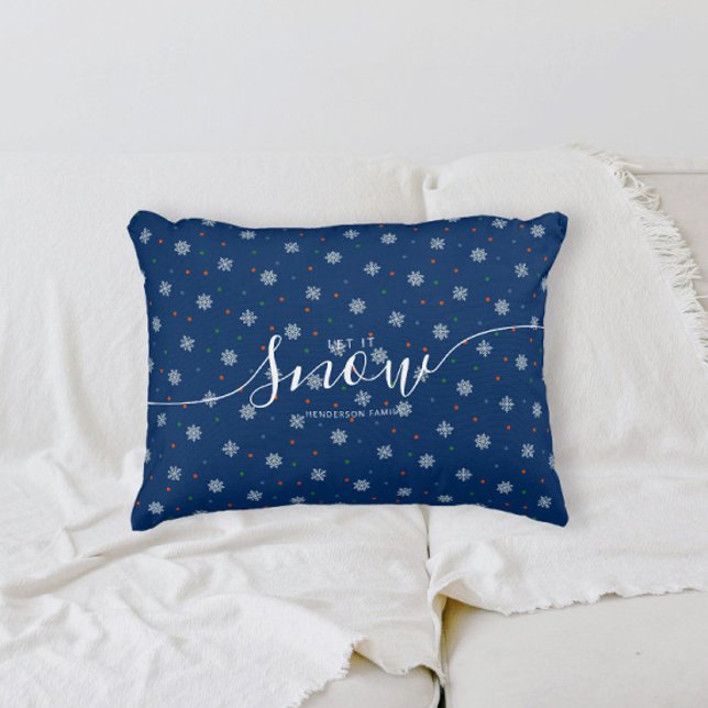 Elegant Blauw Laat het sneeuwen op maat Accent Kussen (Personalized snowflake custom family name Let it snow blue pillow for holiday home decor)
