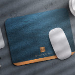 Elegant blauw lederen gouden initiaal monogram muismat<br><div class="desc">Luxe exclusieve uitziende kantoor of persoonlijke monogram muismat met een faux koperen metallic gouden glittervierkant met uw monogram naam initialen en een sprankelende streep over een stijlvolle navy blauw faux lederen achtergrond. Geschikt voor kleine bedrijven, zakelijke of onafhankelijke zakelijke professionals, personal branding of stylisten specialisten, make-up kunstenaars of schoonheidssalons, boetiek...</div>