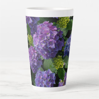 Elegant blauw paarse magenta groene bloemenhortens latte mok